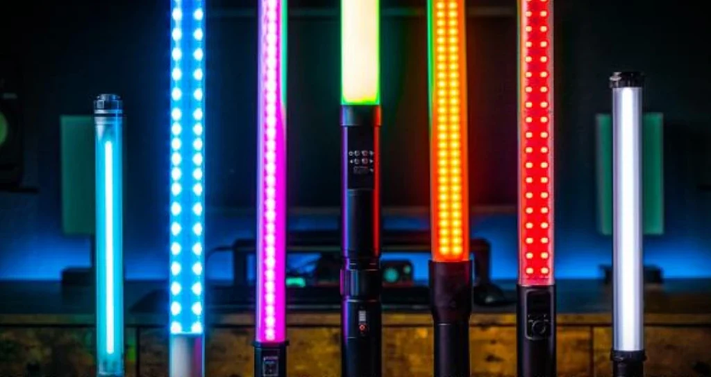 Порівняння семи LED-трубок різних виробників, що світяться різними кольорами на темному тлі